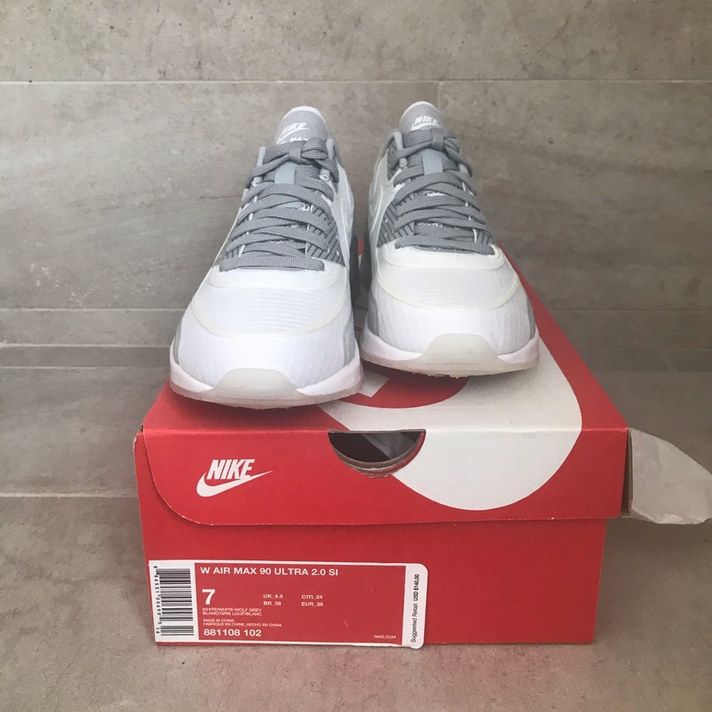Size 7 women’s Nike air 90 ultra